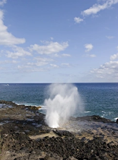 Images Dated 29th March 2007: Pacific Ocean, Hawaii, Kauai, USA. The Spouting Horn at Spouting Horn Beach Park
