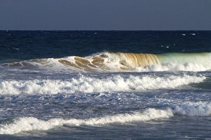 Images Dated 26th December 2011: Pacific ocean waves off the island coast of Kauai, Hawaii, USA