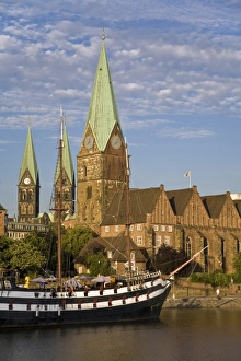 Images Dated 5th August 2007: Pannekoekschip (Pancake Ship) Admiral Nelson, restaurant, St Martini Kirche, St Petri