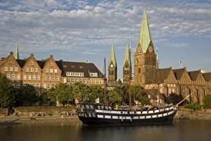 Images Dated 5th August 2007: Pannekoekschip (Pancake Ship) Admiral Nelson, restaurant, St Martini Kirche, St Petri