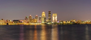 Images Dated 10th June 2024: Panoramic of Louisville skyline at dusk, Louisville, Kentucky