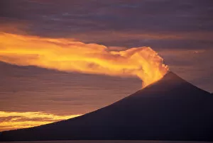 Images Dated 2nd February 2006: Papua New Guinea, West New Britain, Ulauan (Father s) Volcano at sunrise