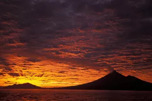 Images Dated 2nd February 2006: Papua New Guinea, West New Britain, Ulauan (Father s) Volcano at sunrise