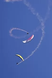 Images Dated 21st December 2007: Paragliders doing Aerobatics, Diamond Lake, Paradise, near Glenorchy, Queenstown Region