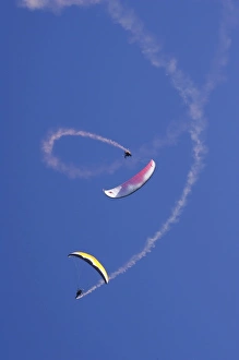 Images Dated 21st December 2007: Paragliders doing Aerobatics, Diamond Lake, Paradise, near Glenorchy, Queenstown Region