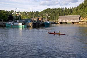 Images Dated 3rd August 2006: People sea kayaking at high tide in the Bay of Fundy at St. Martins, New Brunswick, Canada