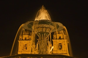 Images Dated 6th October 2006: Peru, Cusco, Night view of fountain and Cathedral of Cusco, Plaza de Armas