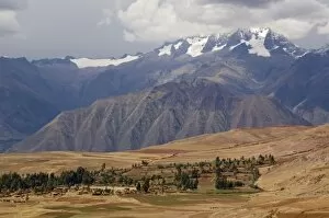 Images Dated 8th October 2006: Peru, Highlands landscape