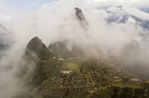 Images Dated 12th October 2006: Peru, Scenic of Machu Picchu in clouds