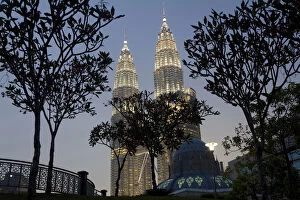 Images Dated 2nd April 2007: Petronas Towers & Al-Asyikin Mosque, Kuala Lumpur, Malaysia