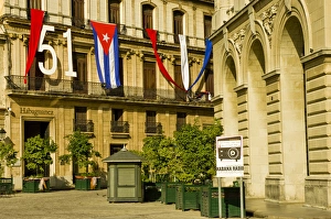 Images Dated 1st January 2010: Picturesque Plaza de St. Francis in Old Havana, Cuba
