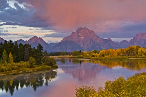 Images Dated 21st September 2016: pink sunrise in autumn, Oxbow, Grand Teton National Park, Wyoming, USA