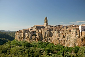 Images Dated 8th November 2004: Pitigliano, Tuscany, Italy