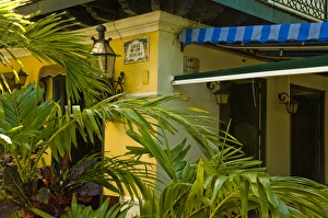 Images Dated 1st January 2010: Plaza de Armas in Old Havana, Habana Vieja, Cuba
