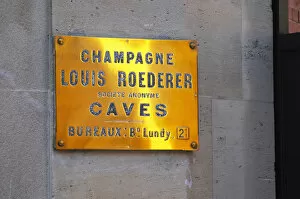 A polished brass sign at the winery of Louis Roederer saying cave (the wine cellar)