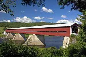 Images Dated 8th August 2006: Pont Perreault covered bridge crossing the Chaudiere River at Nortre-Dame-Des-Pins