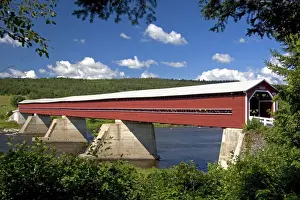 Images Dated 8th August 2006: Pont Perreault covered bridge crossing the Chaudiere River at Nortre-Dame-Des-Pins