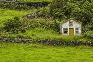 Images Dated 26th May 2017: Portugal, Azores, Santa Maria Island, Pico Vermelho. Old farmhouse