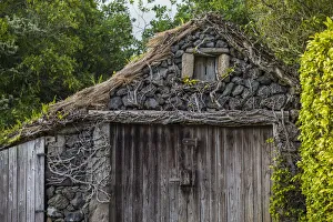 Images Dated 6th May 2017: Portugal, Azores, Terceira Island, Sao Bartolomeo. Old barn