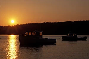 Images Dated 23rd April 2004: Pretty Marsh, ME. The sun sets over the harbor on Mt. Desert Island. Clouds. Boats