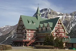 Images Dated 27th April 2010: The Prince of Wales Hotel, and Vimy Peak, Waterton Lakes National Park, Alberta, Canada