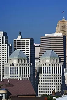 Images Dated 6th June 2006: Proctor & Gamble world headquarters and skyline of Cincinnati, Ohio