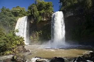 Images Dated 5th June 2007: Puerto Iguazu, Argentina. The breathtaking waterfalls of Puerto Iguazu and Foz de Iguazu (Brazil)