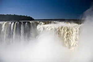 Images Dated 5th June 2007: Puerto Iguazu, Argentina. The breathtaking waterfalls of Puerto Iguazu and Foz de Iguazu (Brazil)