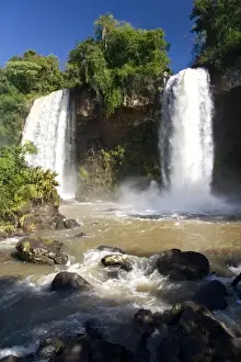 Images Dated 5th June 2007: Puerto Iguazu, Argentina. The breathtaking waterfalls of Puerto Iguazu and Foz de Iguazu (Brazil)