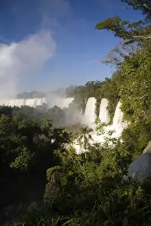 Images Dated 5th June 2007: Puerto Iguazu, Argentina. The breathtaking waterfalls of Puerto Iguazu and Foz de Iguazu (Brazil)