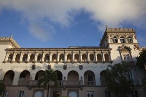 Images Dated 11th December 2009: Puerto Rico, San Juan, El Capitolio, Scool of Tropical Medicine building