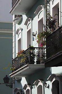 Images Dated 11th December 2009: Puerto Rico, San Juan, Old San Juan, Calle del Cristo, building