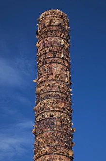 Images Dated 11th December 2009: Puerto Rico, San Juan, Old San Juan, Plaza de Quinto Centenario, monument to 500