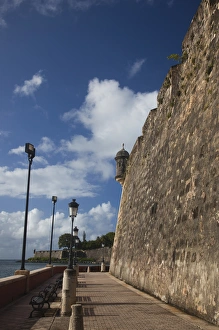 Images Dated 11th December 2009: Puerto Rico, San Juan, Old San Juan, Paseo del Morro walkway, San Juan Bay