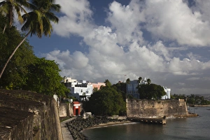 Images Dated 11th December 2009: Puerto Rico, San Juan, Old San Juan, city walls by Puerta de San Juan gate and La
