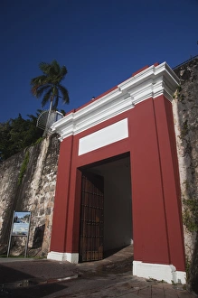 Images Dated 11th December 2009: Puerto Rico, San Juan, Old San Juan, Puerta de San Juan gate