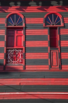 Images Dated 13th December 2009: Puerto Rico, South Coast, Ponce, Plaza Las Delicias, Parque de Bombas, firehouse museum