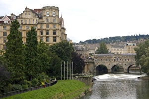 Images Dated 23rd August 2008: The Pulteney Bridge crossing the River Avon in the city of Bath, Somerset, England