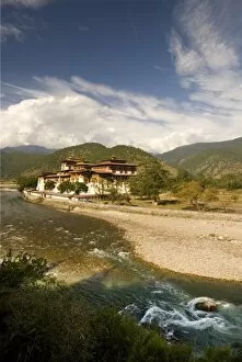 Images Dated 5th November 2006: Punakha Dzong and river, Bhutan