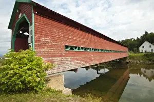 Images Dated 17th August 2009: Quebec, Canada. Galipeault covered bridge in Grande Vall