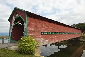 Images Dated 17th August 2009: Quebec, Canada. Galipeault covered bridge in Grande Vall