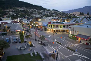 Images Dated 1st April 2007: Queenstown, New Zealand. Central Queenstown at night