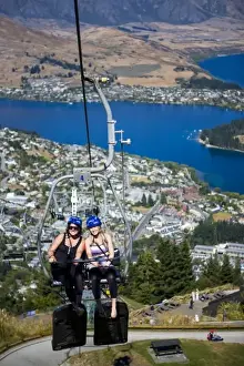 Images Dated 17th February 2009: Queenstown, New Zealand. Lake Wakatipu is the stunning turquoise lake that is