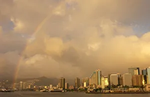 Images Dated 27th December 2008: Rainbow over Honolulu