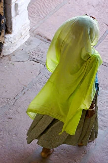 Images Dated 7th February 2007: Rajasthan indian, A woman in a beautiful green scarf walking away