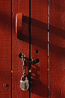 Images Dated 17th April 2005: Red door with lock and chain, Kentucky Horse Park, Lexington, Kentucky