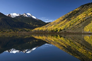 Images Dated 27th September 2016: Red Mountain and autumn aspen trees reflected on Crystal Lake at sunrise, near Ouray