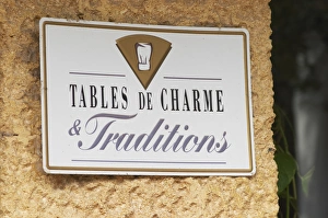 Images Dated 13th October 2005: The restaurant Le Verger de Papes in the village just at the foot of the ruined Pope s