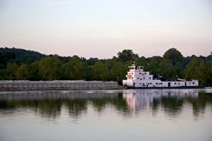 Images Dated 3rd June 2006: River barge and tug boat on the Arkansas River at Ft. Smith, Arkansas