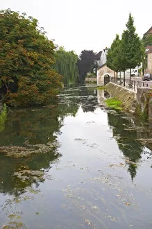 Images Dated 24th May 2007: The river Serein flowing through the village Chablis in Bourgogne
